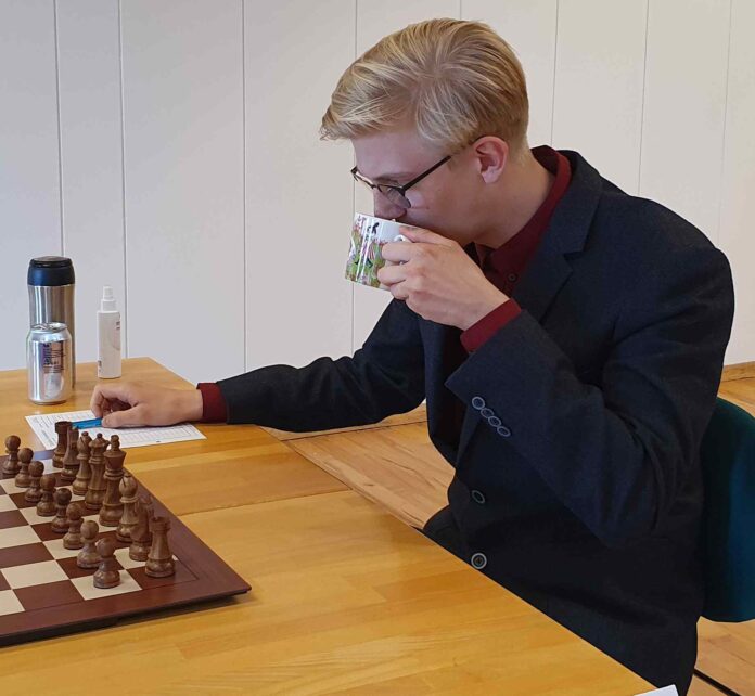 Gauti fær sér kaffi úr múminálfabolla