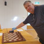 Skákstjórinn með hanska