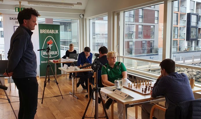 Helgi Áss fylgist með