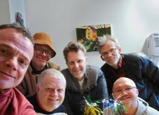 Óbreytt stjórn Vinaskákfélagsins. Róbert forseti og Hörður varaforseti.