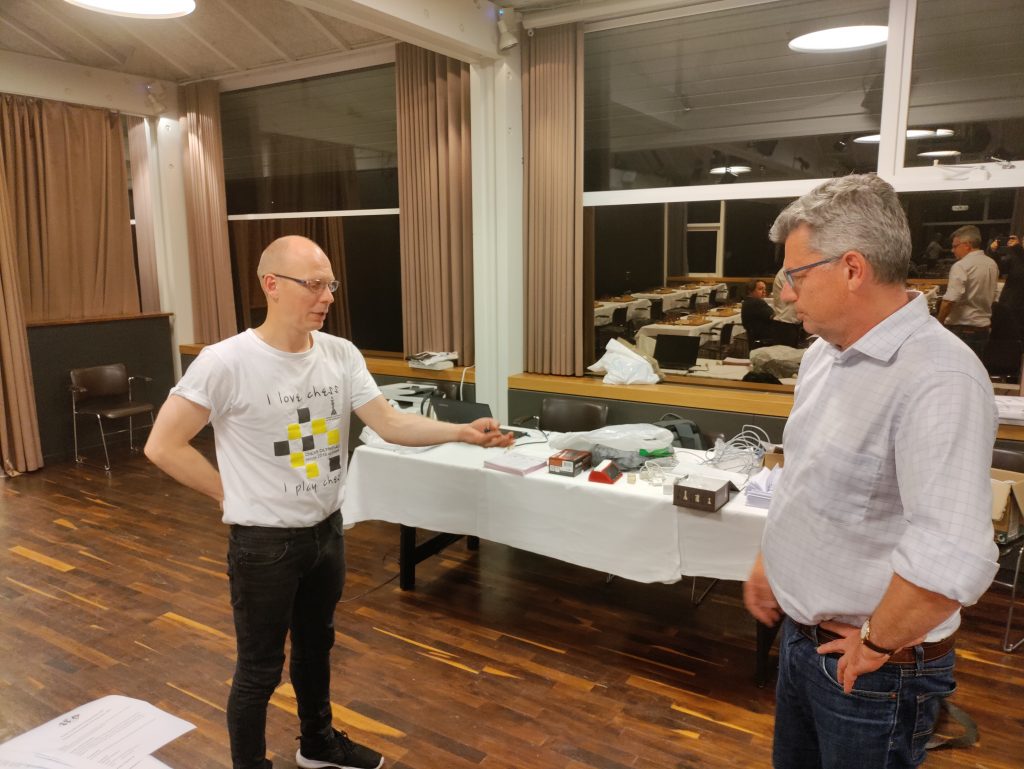 Mótsstjórinn viðkunnalegi, Finnbjorn Vang, dregur um liti í fyrstu umferð ásamt sænska stórmeistarnum Stellan Brynell.