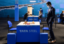 Carlsen á toppnum – Dubov neitaði að tefla með grímu og tapaði án taflmennsku