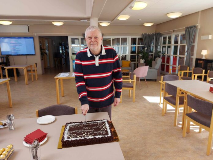 Forseti Vinaskákfélagsins sker kökuna