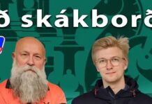 Gauti Páll við skákborðið með Tímaritið Skák