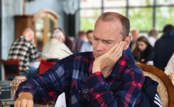 Hannes í skiptu efsta sæti þrátt fyrir jafntefli í þriðju umferð