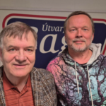Gunnar Freyr og Sigurður ræða skákkennslu fyrir stjórnamálmenn við skákborðið