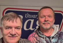 Gunnar Freyr og Sigurður ræða skákkennslu fyrir stjórnamálmenn við skákborðið