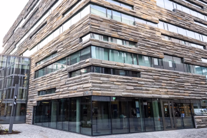 e5fb6613-b57e-462b-baf4-92b28405eb9c_landsbankinn_reykjastraeti_utibu-2