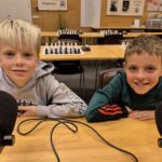 Ungir og efnilegir Haukur Víðis og Pétur Úlfar við skákborðið