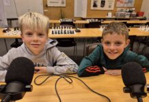 Ungir og efnilegir Haukur Víðis og Pétur Úlfar við skákborðið